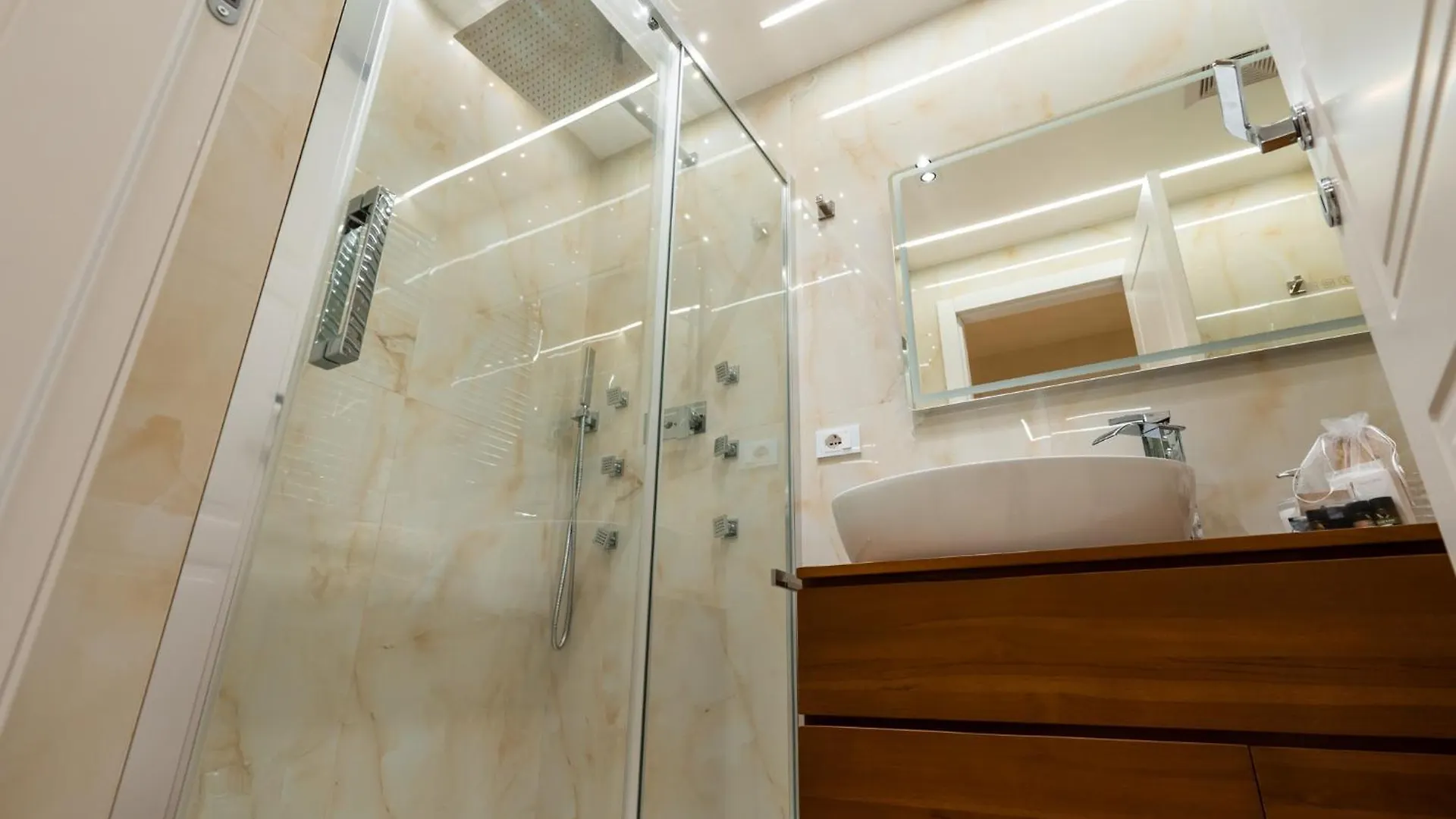 Paci Luxury Suite Roma 0*,  Italia